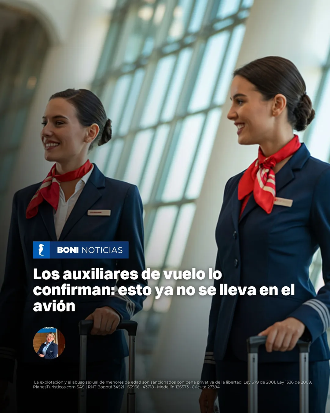 Dos auxiliares de vuelo sonrientes con maletas en un aeropuerto