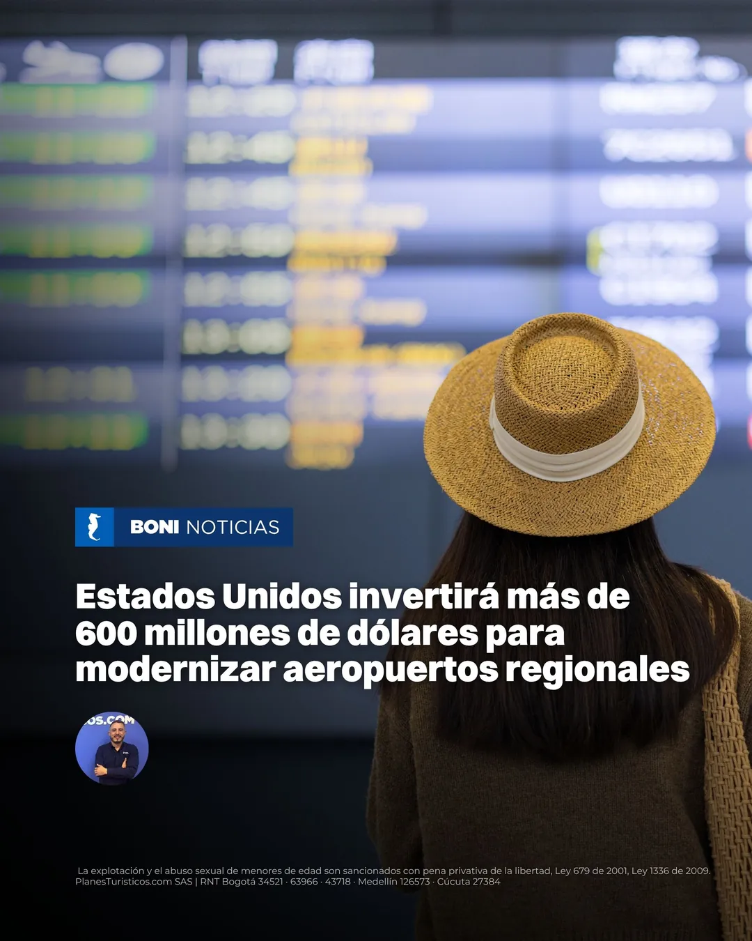 Viajera con sombrero frente a un tablero de vuelos