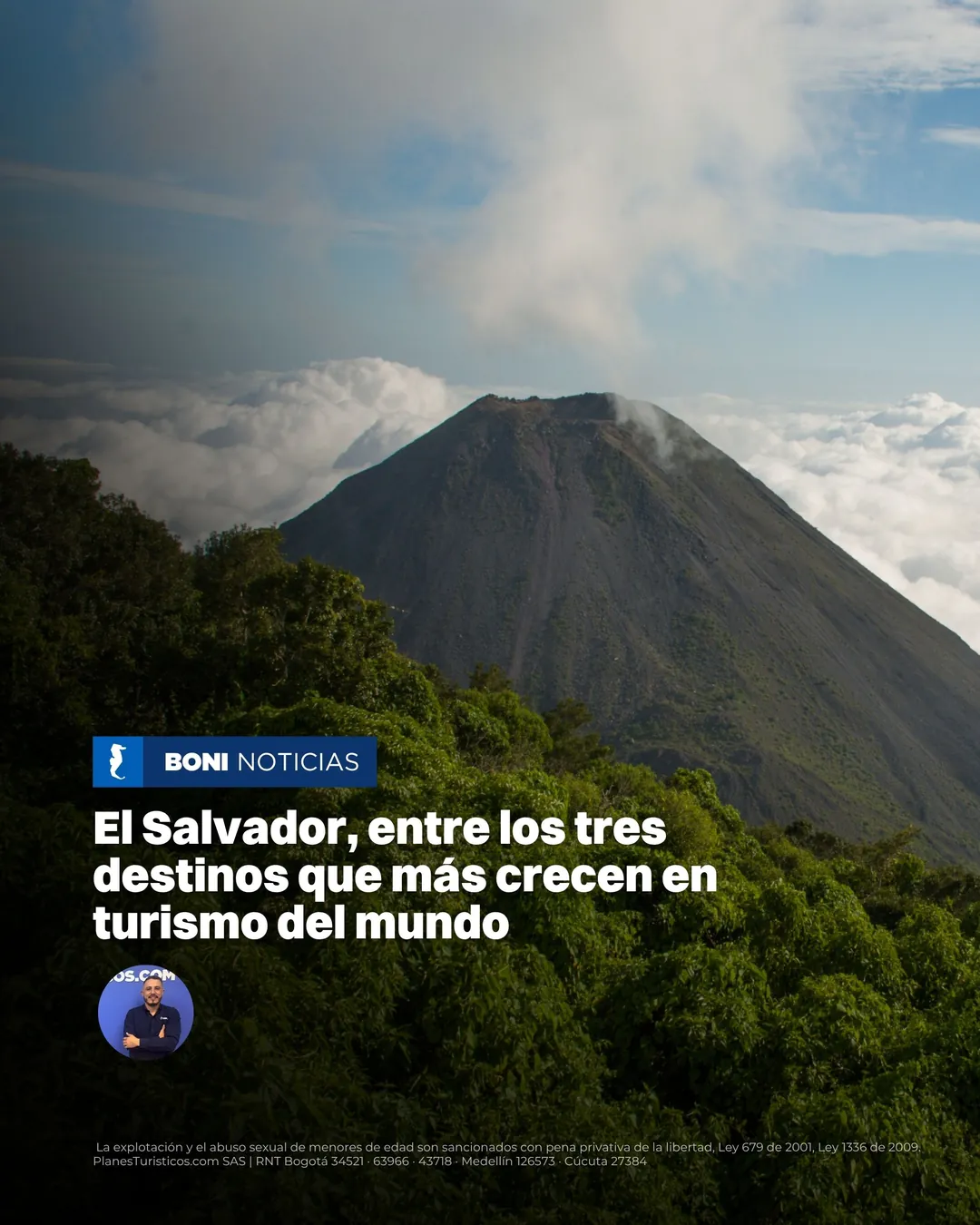 Volcán cubierto de bosque y nubes en El Salvador