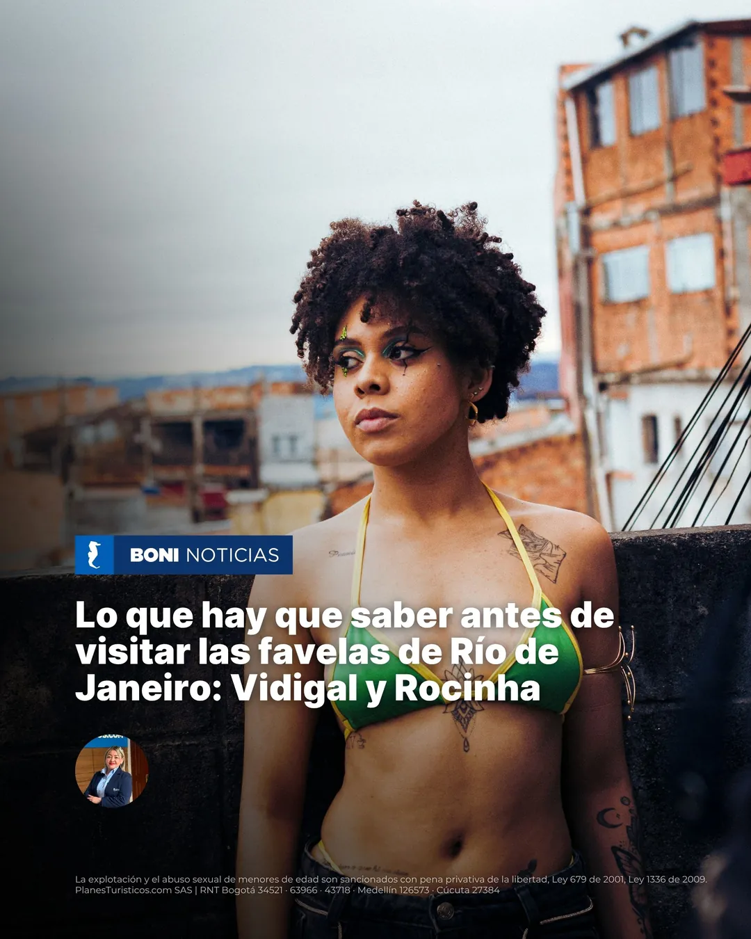 Joven con cabello rizado frente a casas de una favela