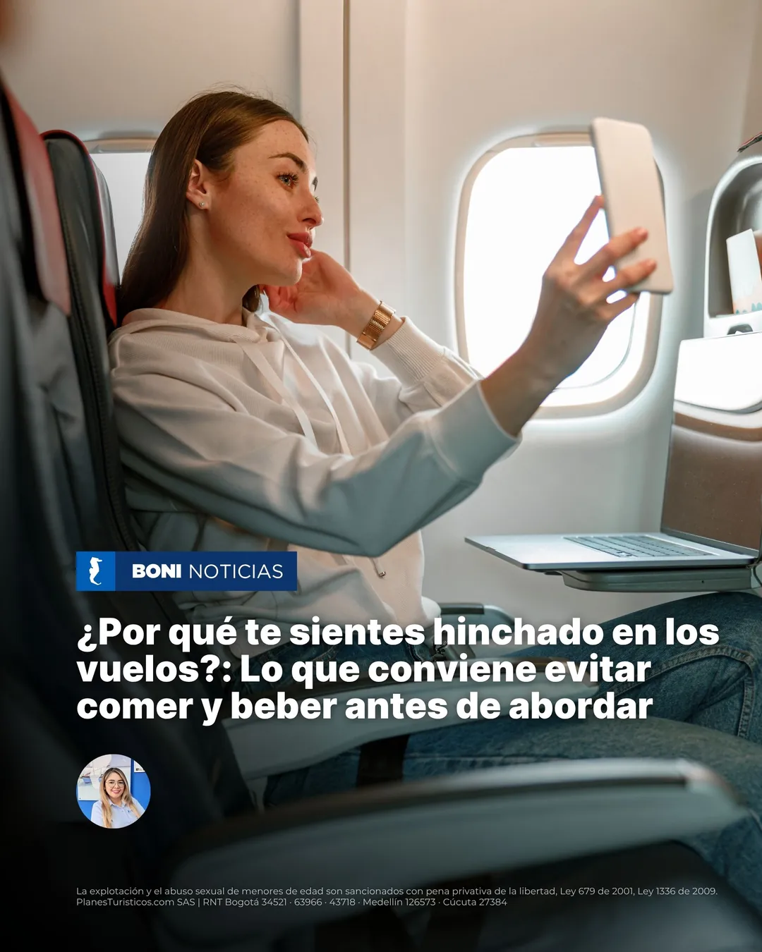 Pasajera junto a la ventanilla de un avión sosteniendo su teléfono