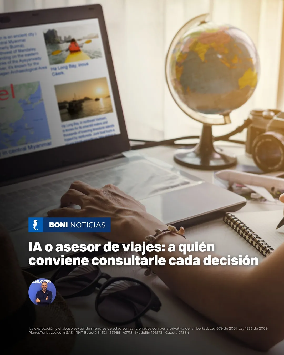 Persona planeando un viaje con portátil, globo terráqueo y cámara