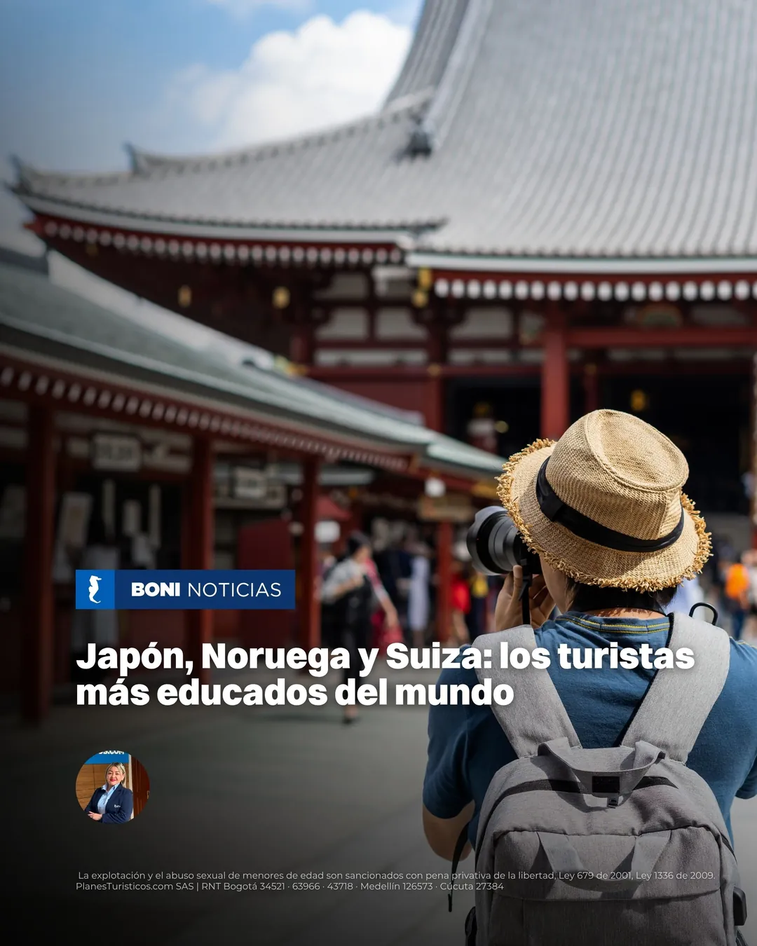 Viajero con sombrero y cámara frente a un templo japonés