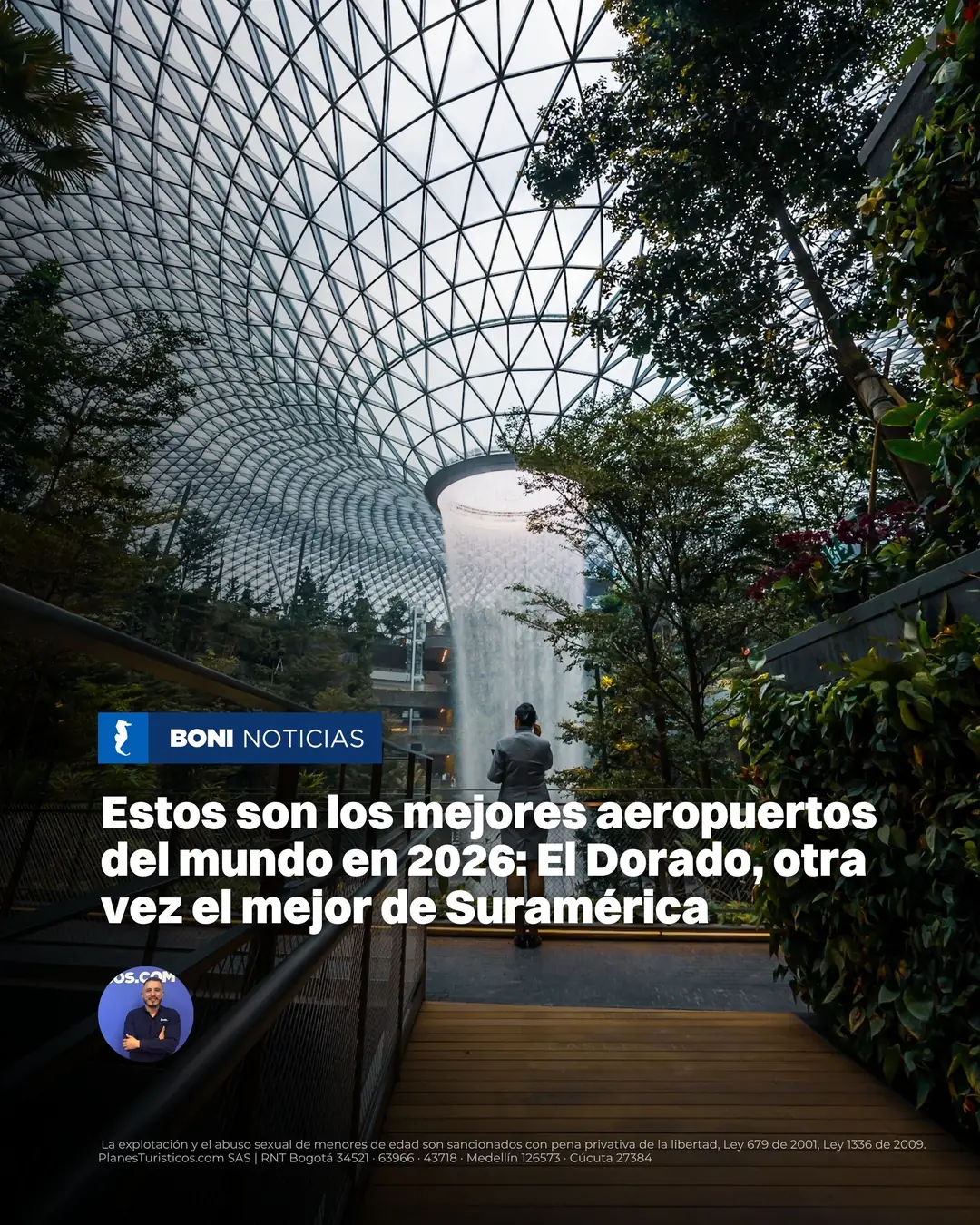 Jardín interior con cascada bajo cúpula de vidrio en un aeropuerto de Singapur