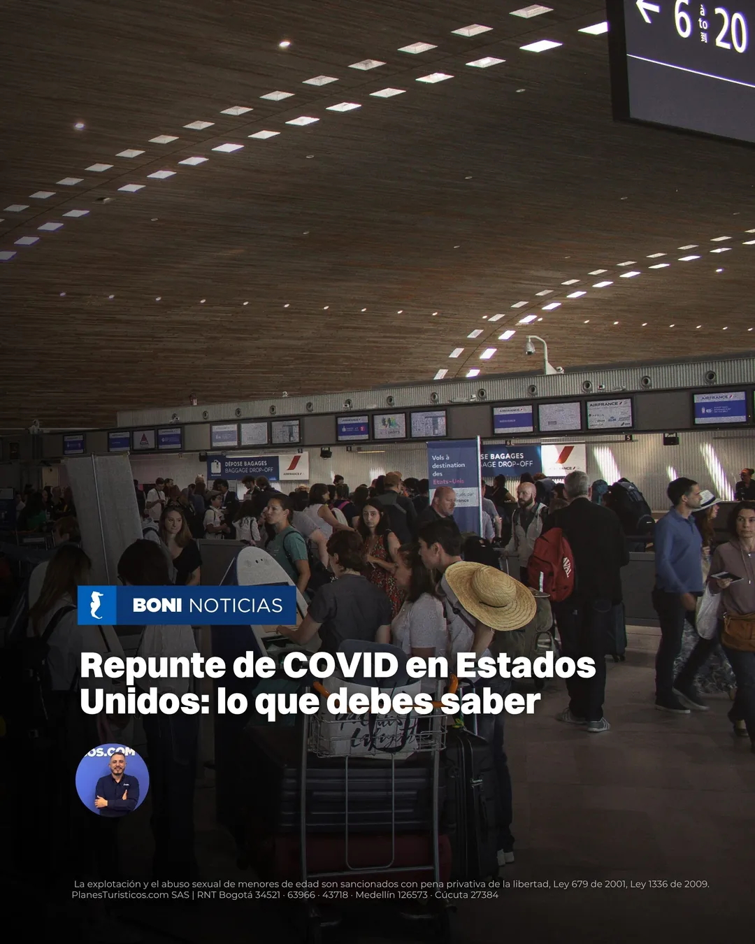Viajeros haciendo fila en el mostrador de un aeropuerto