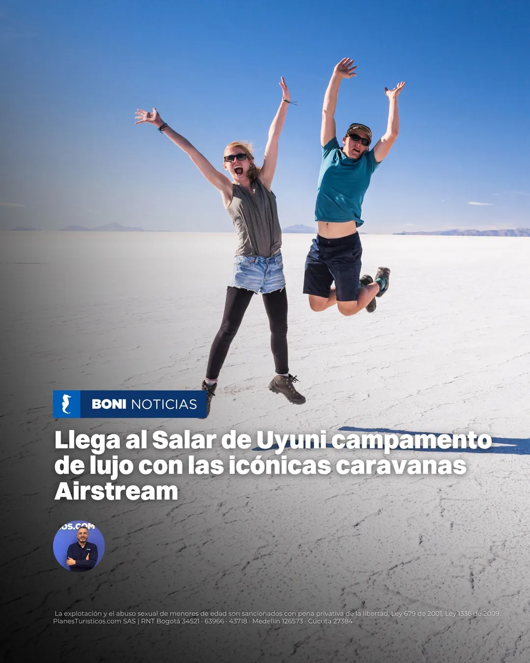 Dos viajeros saltando sobre el salar blanco de Uyuni