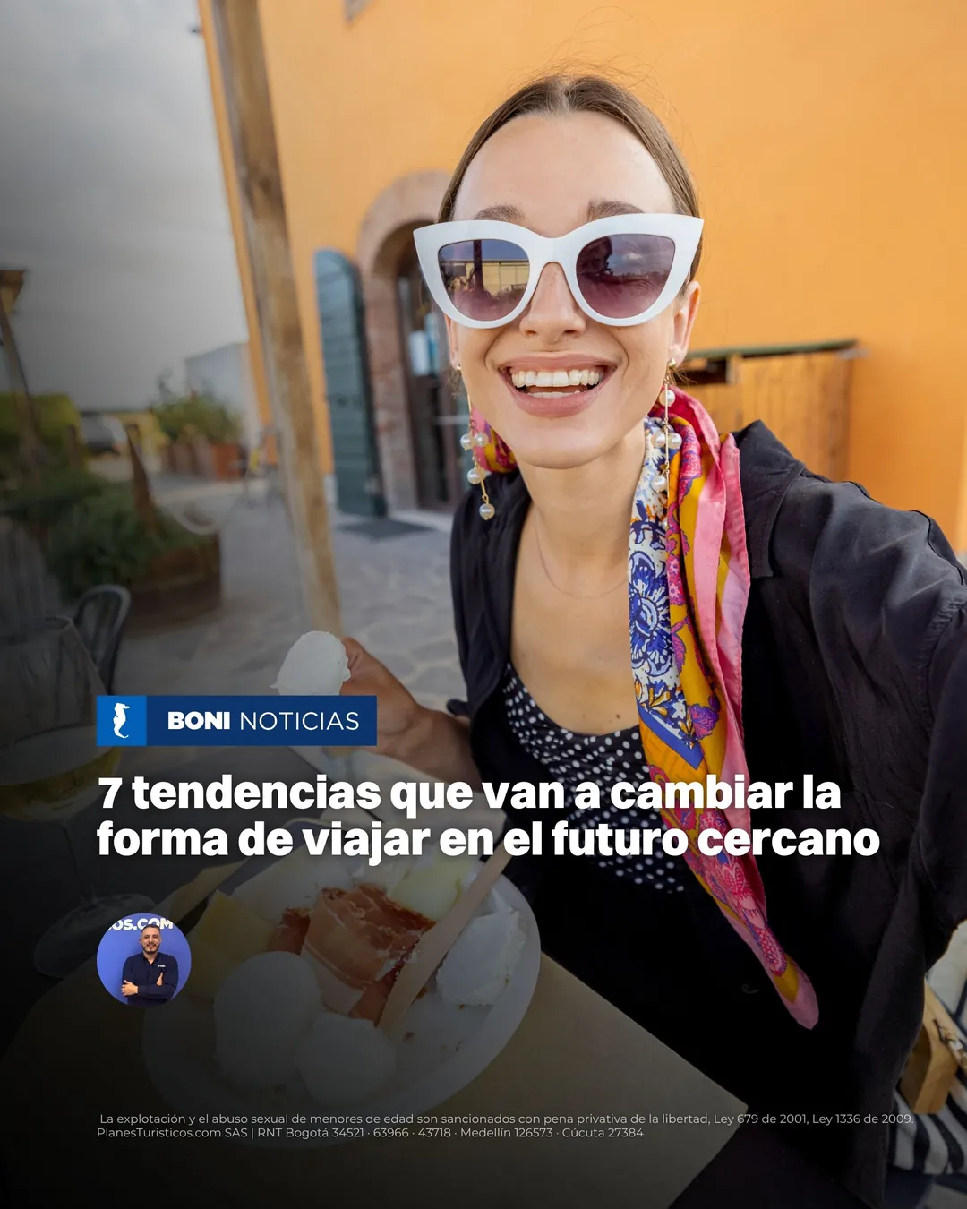 Viajera sonriente con gafas blancas y pañuelo de colores