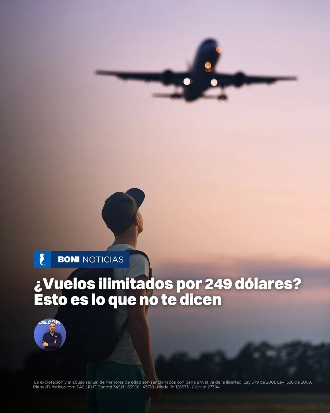 Viajero con mochila mirando un avión al atardecer