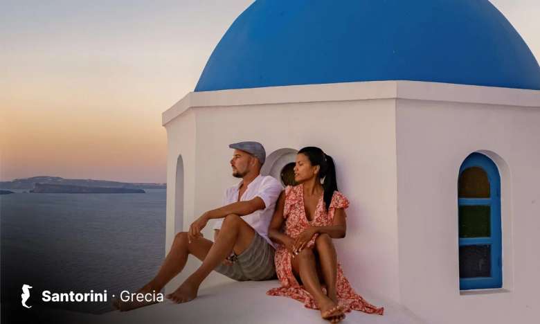 Atardecer sobre las casas blancas de Oía, en Santorini