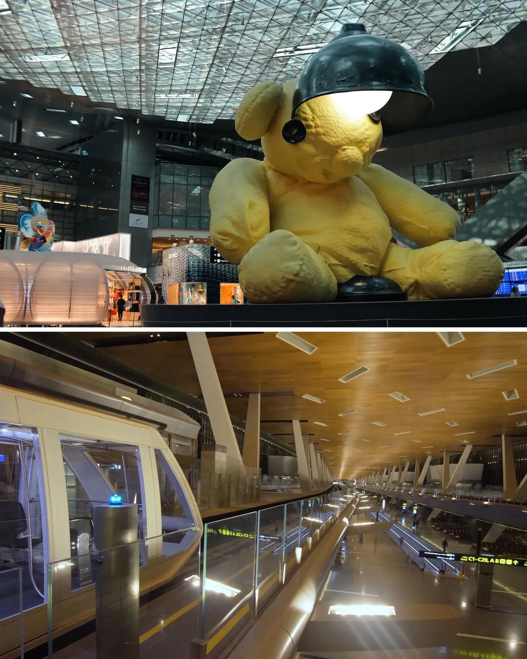 Oso de peluche gigante y tren interno del aeropuerto de Doha